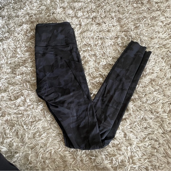 Lululemon - leggings size 6 black camo - Picture 4 of 4